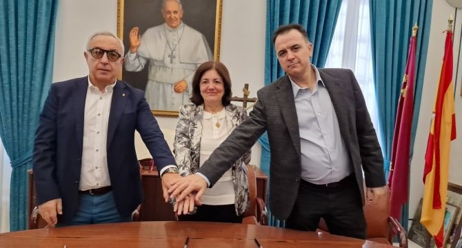 Alejandro Blanco, presidente del COE; María Dolores García, presidenta de la UCAM; y Borja Larragán, consejero delegado de Shorai, tras la firma del acuerdo.