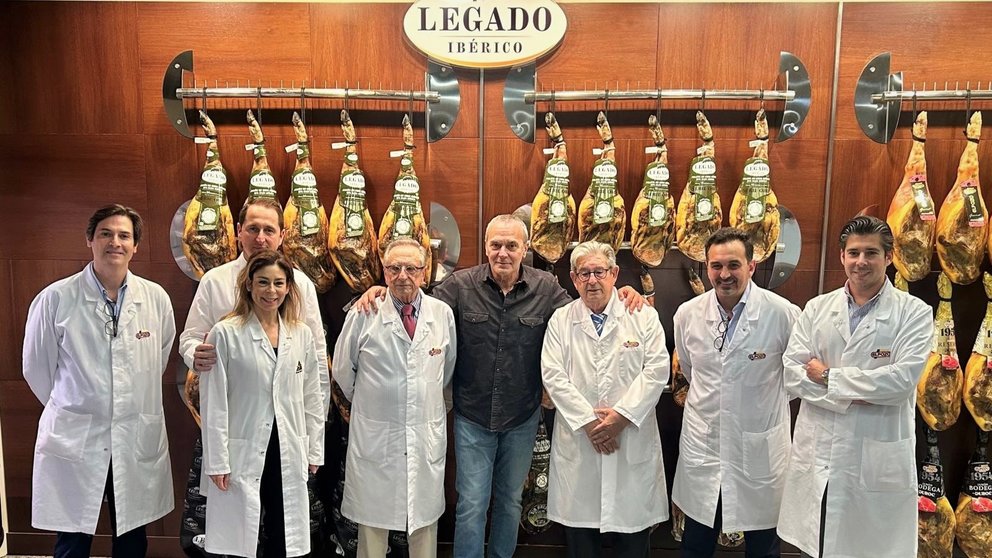 Visita del nuevo embajador de Legado  Ibérico, el actor José Coronado, a las instalaciones de El Pozo  Alimentación.