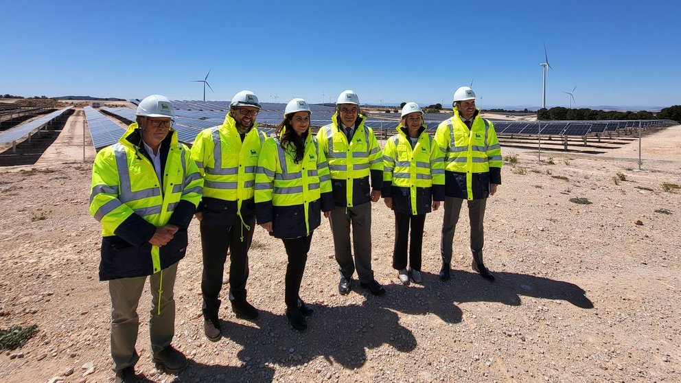 El consejero de Medio Ambiente, Juan María Vázquez, durante su visita a la planta solar fotovoltaica Cerrillares, de la empresa ENI Plenitude, con motivo de su puesta en funcionamiento.