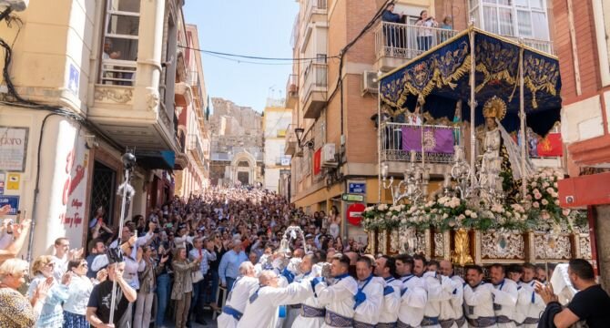 Imagen del trono de la Virgen del Amor Hermoso, el Domingo de Resurrección, con el público agolpado en la Cuesta de la Baronesa. 