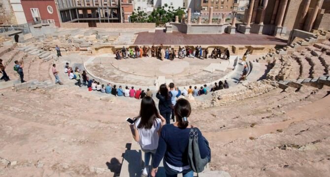 En la imagen, visita de turistas al Teatro Romano de Cartagena. (Archivo) 