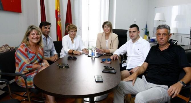 Un momento de la reunión entre Noelia Arroyo y el nuevo equipo de Hostecar. 