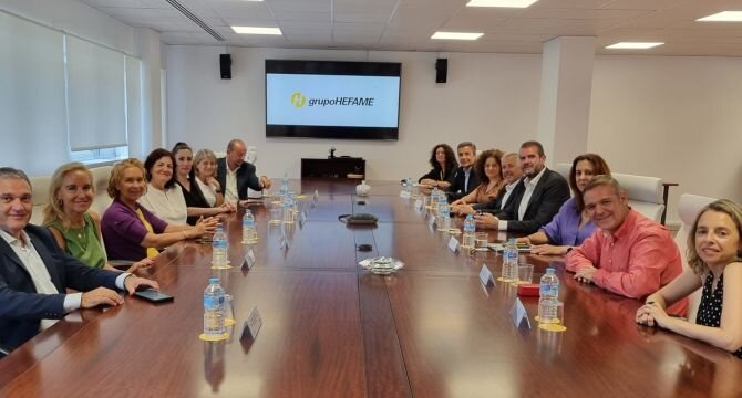 Un momento de la reunión de los miembros de la UCAM en su visita a Hefame.