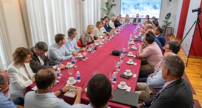 Momento de la reunión de la Mesa para la Formación en las Nuevas Industrias.