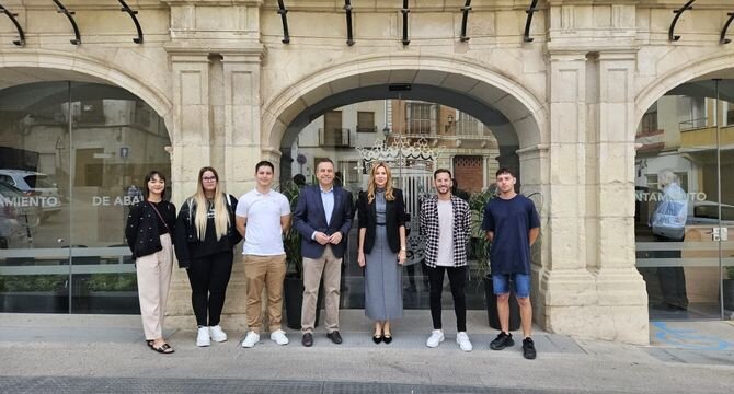 La directora general del SEF, Marisa López, y el alcalde de Abanilla, José Antonio Blasco, visitan a los seis jóvenes titulados que han sido contratados en prácticas durante 12 meses por el Consis