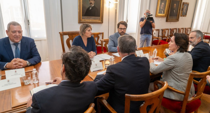 Reunión de la alcaldesa Arroyo con directivos de Sabic en Cartagena.