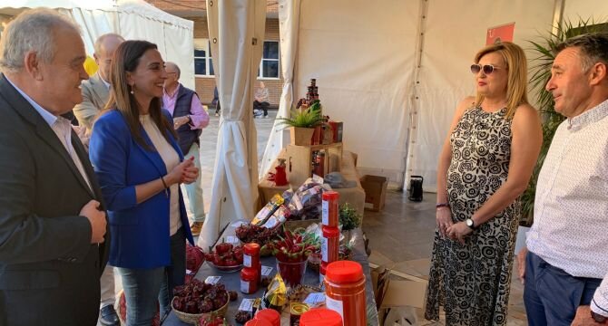 La consejera Sara Rubira junto al alcalde de Totana, Juan Pagán, en la inauguración de la II Feria Regional del Pimentón.