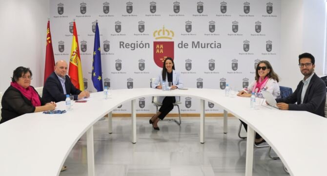 Un momento de la reunión de la consejera Carmen Conesa con los representantes de Cermi para analizar el desarrollo de las actuaciones en su primer año. 