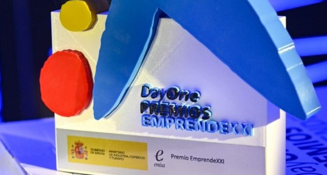 Trofeo de los Premios EmprendeXXI.