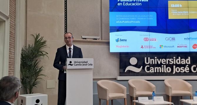 El consejero de Educación, Formación Profesional y Empleo, Víctor Marín, durante la clausura de la jornada ‘Retos educativos de la legislatura. La colaboración público-privada en España’, organiza