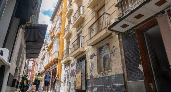 Supondrá la rehabilitación integral de los 982,40 metros cuadrados construidos del edificio situado en la calle Cuatro Santos, para acoger las unidades de Servicios Sociales.