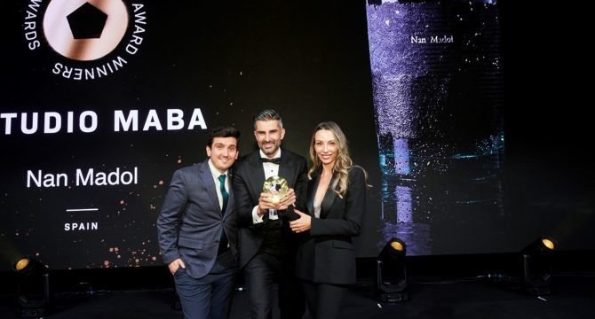 José Lorente, Miguel Ángel del Baño y Beatriz Suárez, de Estudio Maba, recogiendo uno de los galardones.