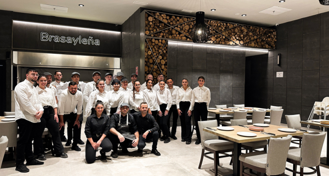 La plantilla de Brasayleña, en el nuevo restaurante de Cartagena. 