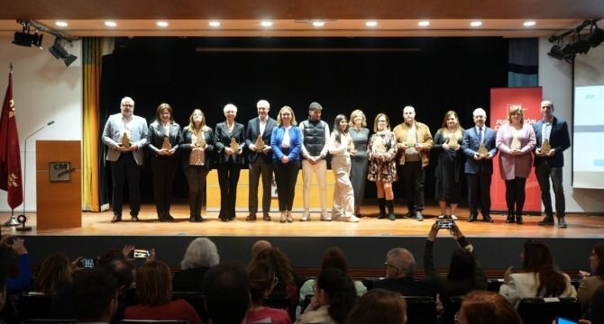 La consejera de Política Social, Conchita Ruiz, junto a las empresas participantes en el proyecto de inserción sociolaboral de jóvenes extutelados por la Comunidad.