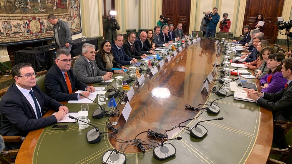 La consejera Sara Rubira durante la reunión con el ministro Planas.