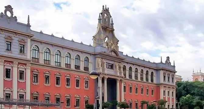 Fachada de una facultad de la UMU. (UMU)