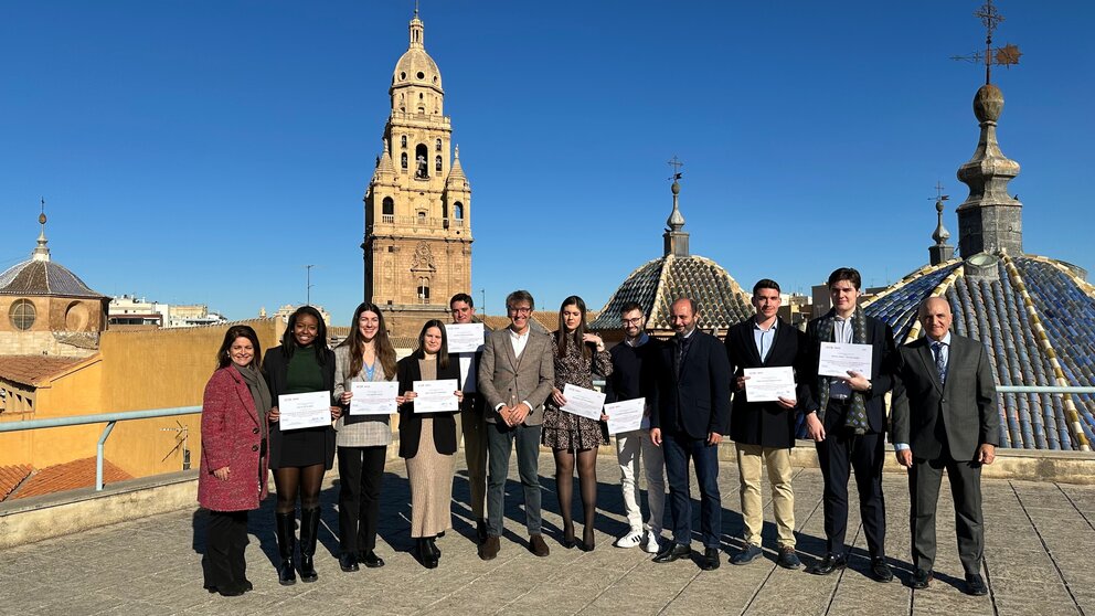 El consejero Luis Alberto Marín junto a los jóvenes becados por el Info.