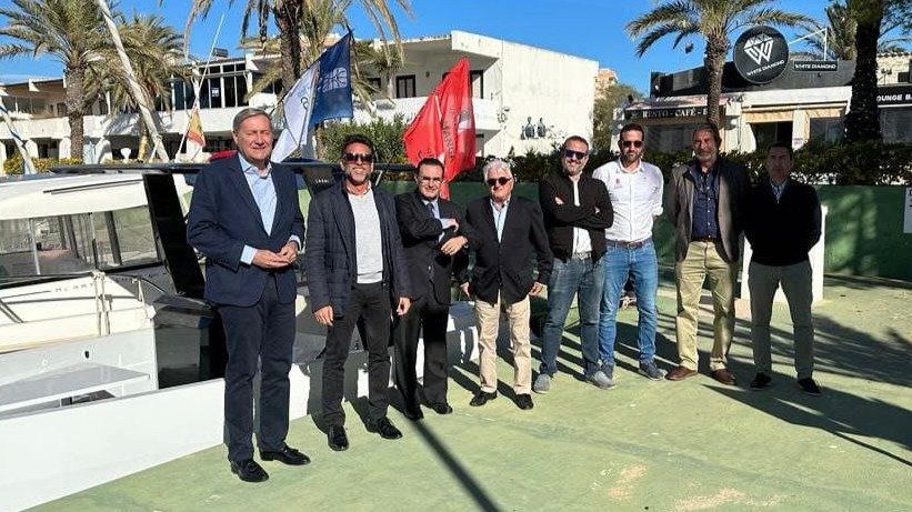 Imagen del director general de Litoral y Puertos, Pablo Marín, con representantes del puerto.