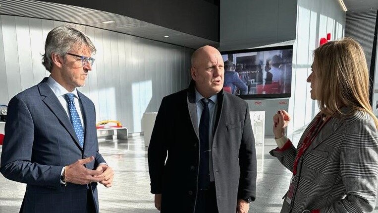 Un momento de la visita del consejero de Economía y Empresa, Luis Alberto Marín, al centro europeo de automoción Automotive Inteligence Center, en Amorebieta.