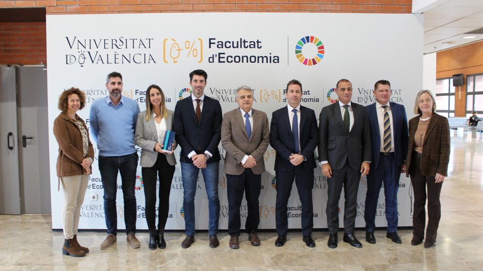 Foto de familia en la presentación en la Facultad de Economía de la 3ª edición de los Premios Revoluciona.