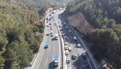 Ambas decisiones han sido motivadas por la intención de actuar de la Guardia Civil, que finalmente ha solucionado la situación negociando con los propios agricultores.