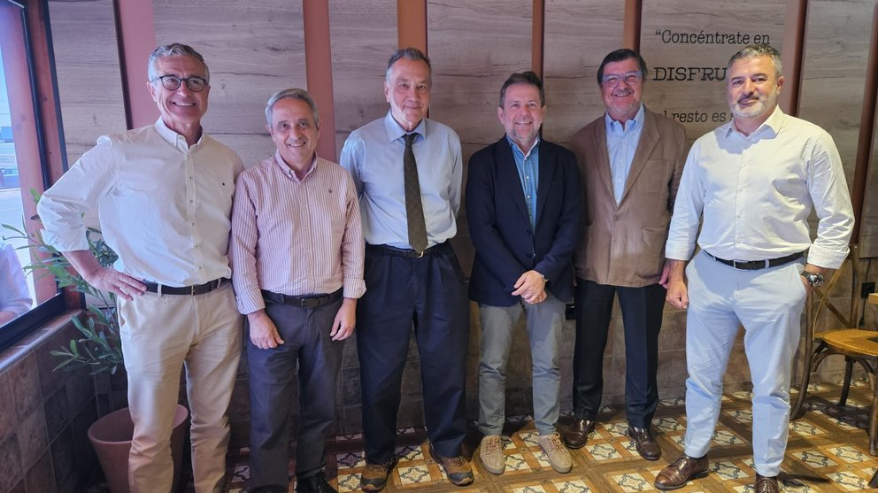 Juan Marin, en el centro, con representantes Fepex y sus asociaciones.