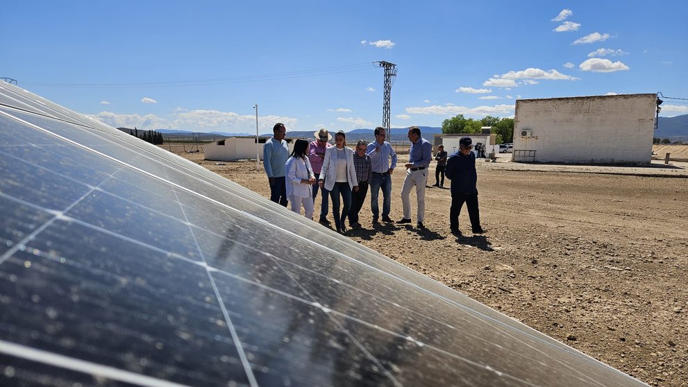 La consejera Sara Rubira visita la instalación fotovoltaica de la Comunidad de Regantes Pozo de Santiago de Yecla.