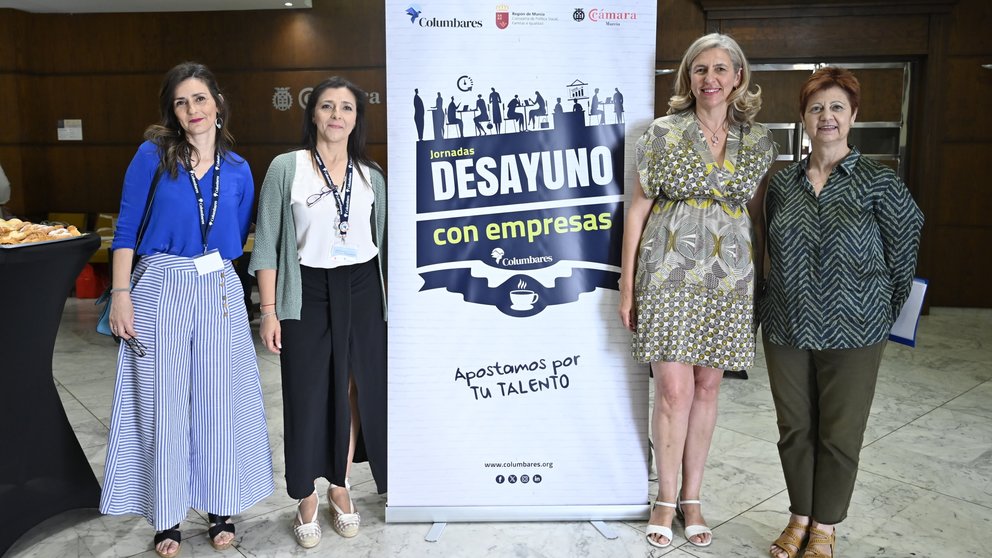 Foto de familia del 'Desayuno con Empresas' de Columbares celebrado en la Cámara de Murcia.