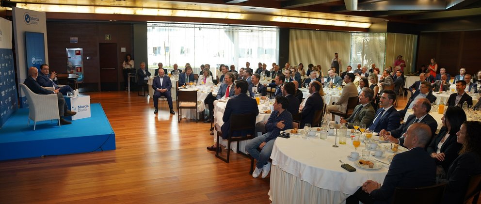 Una panorámica de los invitados a los Desayunos Murcia Diario, durante el conversatorio entre el director del periódico, Manuel Ponce, y José María Albarracín.