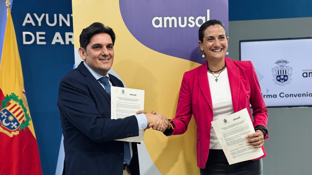 La alcaldesa de Archena, Patricia Fernández y el presidente de Amusal, Pedro Antonio Abad, tras la firma del convenio.