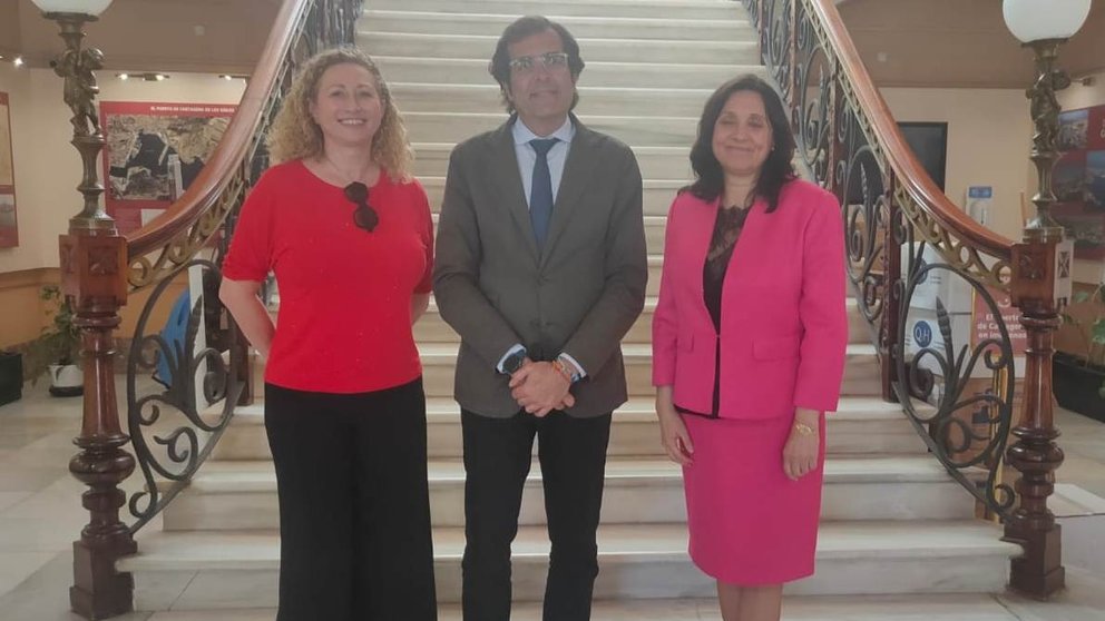 Iolanda Piedra, presidenta del Clúster Marítimo de las Islas Baleares; Pedro Pablo Hernández, presidente de la Autoridad Portuaria de Cartagena y Mari Carmen Bautista, CEO de Renewable Ocean Energy - ROE.