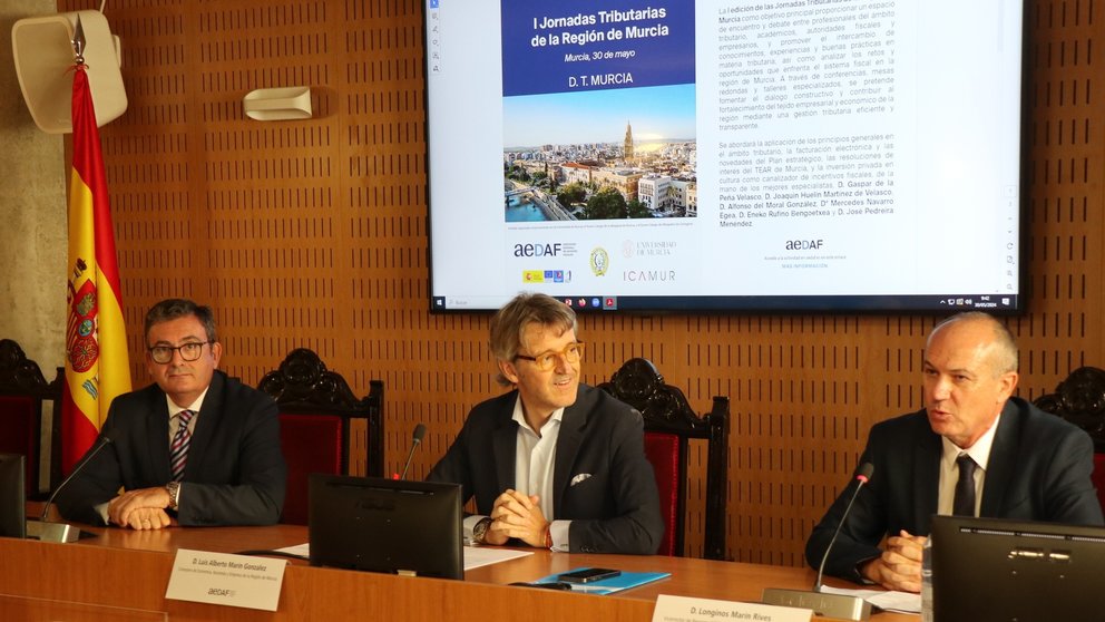 El consejero de Economía y Empresa, Luis Alberto Marín, durante la inauguración de la Jornada Tributaria organizada por la Asociación Española de Asesores Fiscales (AEDAF).