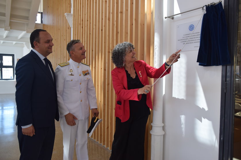 Descubrimiento de la placa por parte de la Rectora, el Almirante y el director general de Universidades.