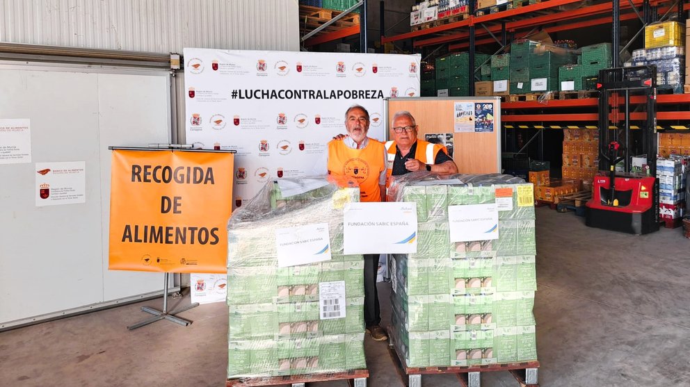 Sabic entrega dos pallets de leche al Banco de Alimentos de la Región en el marco de la campaña 'Píntale un bigote de leche'.