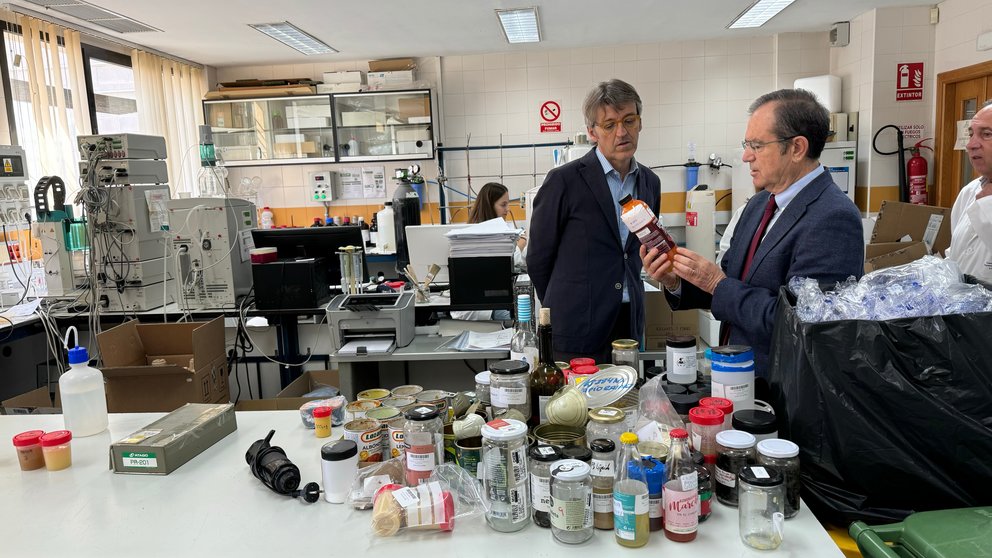 El consejero de Economía y Empresa, Luis Alberto Marín, junto a José García, presidente Centro Tecnológico Nacional de la Conserva y la Alimentación (CTNC), durante la visita al centro.