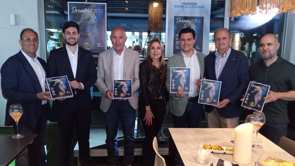 Foto de grupo con la revista 'DreamTRIPS'.