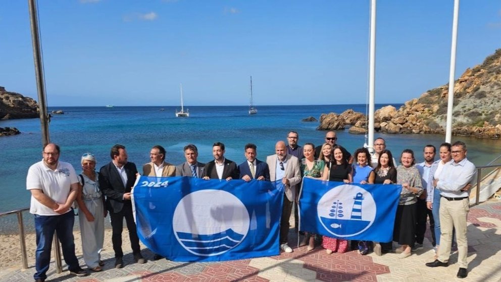 Autoridades asistentes al acto de entrega de las banderas azules.