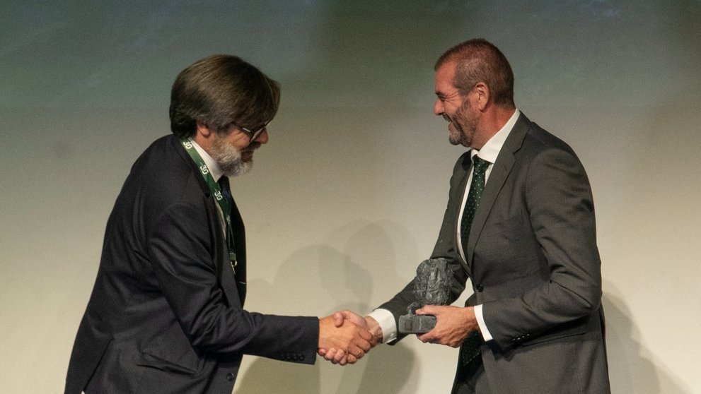 Enrique Ayuso, presidente de Hefame, entrega uno de los galardones de los I Premios Alcance 3.0, que tienen como presidente honorífico al rey Felipe VI.
