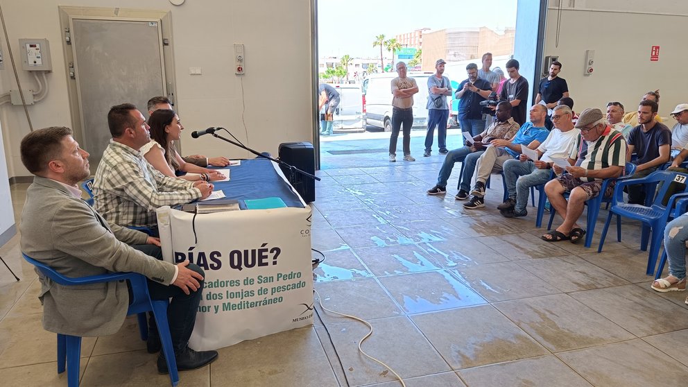 La consejera de Agricultura, Sara Rubira, en el encuentro que ha mantenido con los pescadores de la Cofradía de San Pedro del Pinatar.