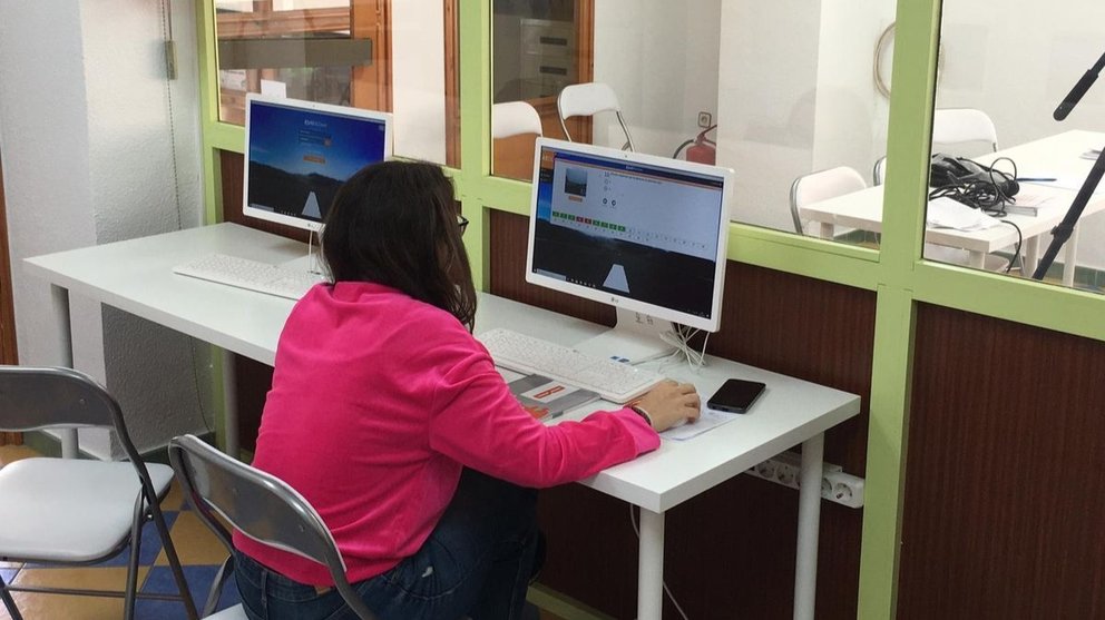 Una chica preparándose el examen teórico para obtener el carnet de conducir.