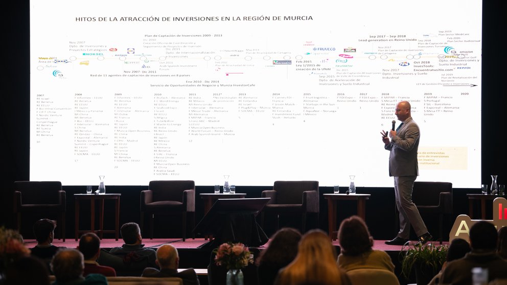 Un técnico del Info presenta la UNAI de la Región en el Seminario internacional de atracción de inversiones ‘Araucanía: Infinitas oportunidades’ en Chile.