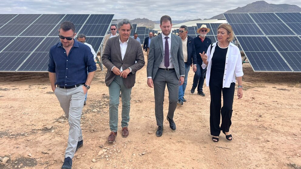 El director general de Energía, Federico Miralles, visitó este sábado en Jumilla un parque de generación fotovoltaica con motivo de su puesta en marcha, promovido por la Asociación Nacional de Productores de Energía Fotovoltaica.