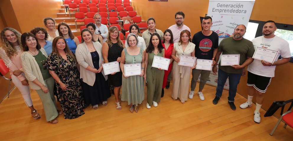 La ADLE entrega sus diplomas a la primera promoción de alumnos de Generación Emprendedora de 2024.