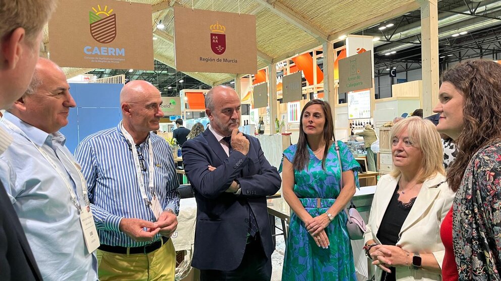 El secretario general de la consejería de Agricultura, Francisco González Zapater, en la feria 'Organic Food Iberia', que se celebra en Madrid, junto a representantes de las empresas y organizaciones participantes.