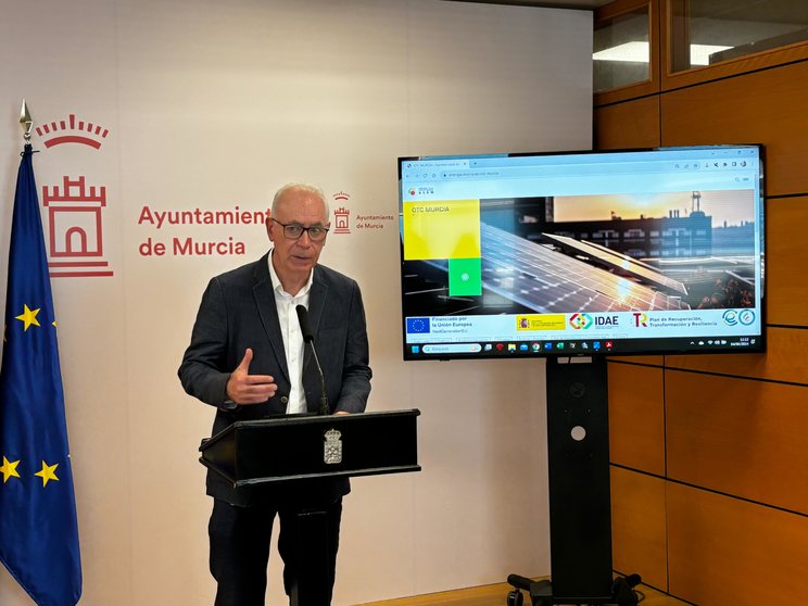 El concejal Antonio Navarro en la presentación de la página web del ayuntamiento de Murcia.