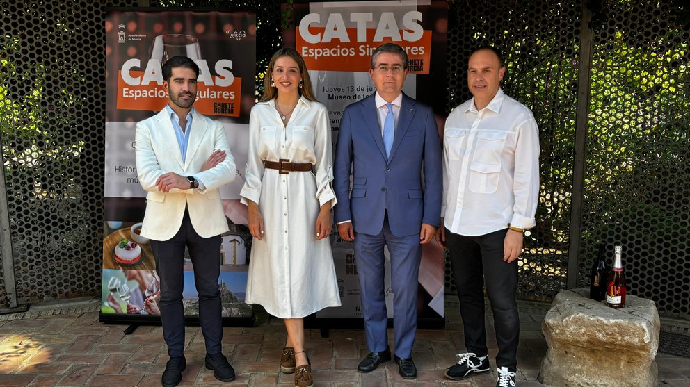 El concejal de Turismo del consistorio murciano, Jesús Pacheco, y el concejal de Cultura, Diego Avilés, han presentado junto a miembros de ‘Cómete Murcia’ las ‘Catas en Espacios Singulares’.