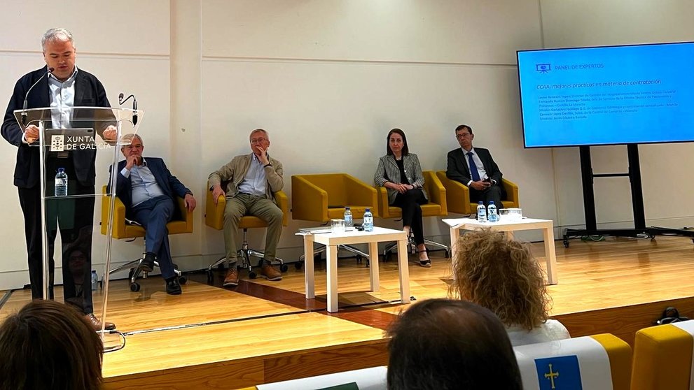 Imagen del III Encuentro Autonómico de Contratación en Santiago de Compostela, en el que el director general de Economía, Estrategia y Contratación Centralizada, Nicolás Gonzálvez, participó en una mesa redonda.