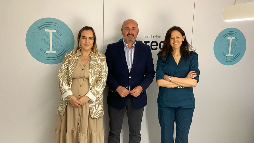 La secretaria general de Frecom, María Luisa Lucas, ha mantenido una reunión con Joaquín Ruiz y Sara López, gerente y directora de proyectos de Fundación Integra.