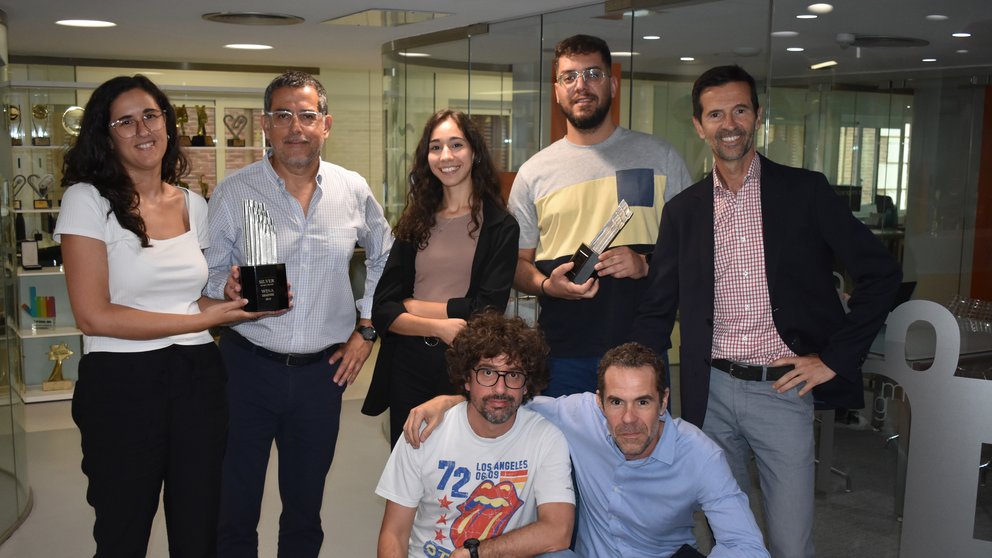 El equipo de Portavoz con los premios WINA.