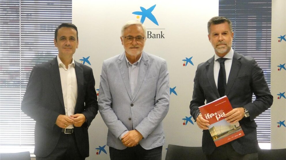 El director Región de Murcia de CaixaBank, Juan Jesús Lozano, y el presidente de Ifepa y alcalde de Torre Pacheco, Pedro Ángel Roca; durante la firma del convenio.